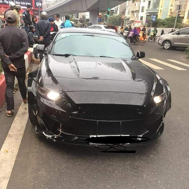 Xôn xao câu chuyện bị xe máy vượt đèn đỏ tông vỡ đầu xế sang Ford Mustang, tài xế hỏi đúng 1 câu khiến tất cả nể phục - Ảnh 3. Xôn xao câu chuyện bị xe máy vượt đèn đỏ tông vỡ đầu xế sang Ford Mustang, tài xế hỏi đúng 1 câu khiến tất cả nể phục - Ảnh 3.