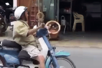 Say rượu vẫn cố lái, người đàn ông ngã ra đường trong tư thế khó hiểu