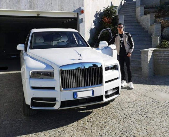 Đỗ xe trái phép RollsRoyce Cullinan của Ronaldo bị khóa bánh  Tuổi Trẻ  Online