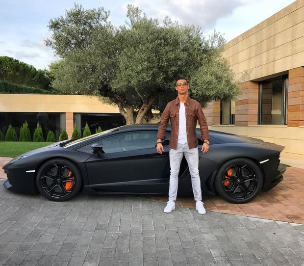 Bộ sưu tập siêu xe của Ronaldo: Rolls-Royce Ghost dẫn đầu với giá 86 tỷ - Ảnh 6.