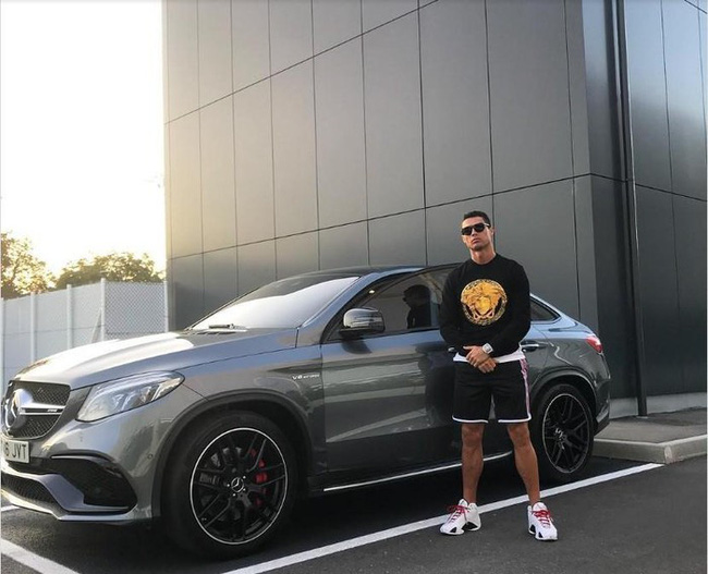 Bộ sưu tập si&ecirc;u xe của Ronaldo: Rolls-Royce Ghost dẫn đầu với gi&aacute; 86 tỷ - Ảnh 7.