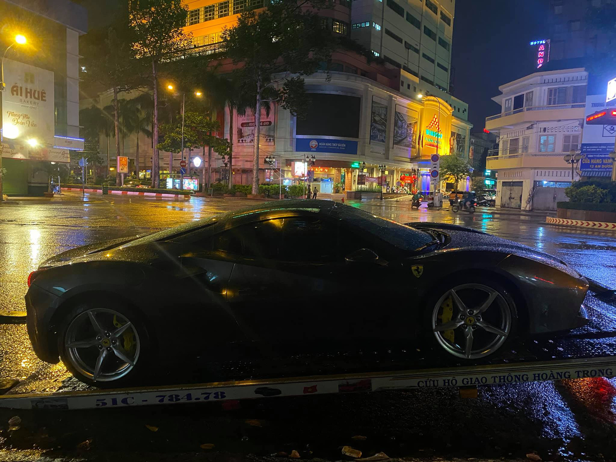 Doanh nhân Hải Phòng chia tay Ferrari 488 GTB màu xám đầu tiên về Việt Nam, màu sơn ngoại thất là chi tiết dễ gây nhầm lẫn - Ảnh 1.