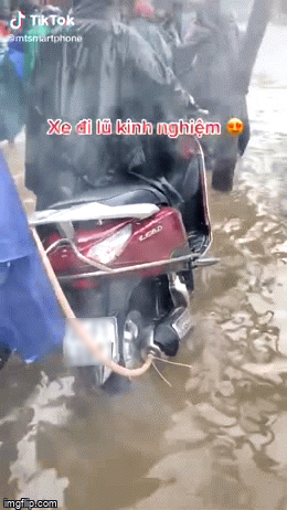 Ngập trắng cả lối về, Ninja Lead nghĩ ra độc chiêu giúp chiếc xe ga vô tư lội nước không sợ chết máy!? - Ảnh 1. Ngập trắng cả lối về, Ninja Lead nghĩ ra độc chiêu giúp chiếc xe ga vô tư lội nước không sợ chết máy!? - Ảnh 1.