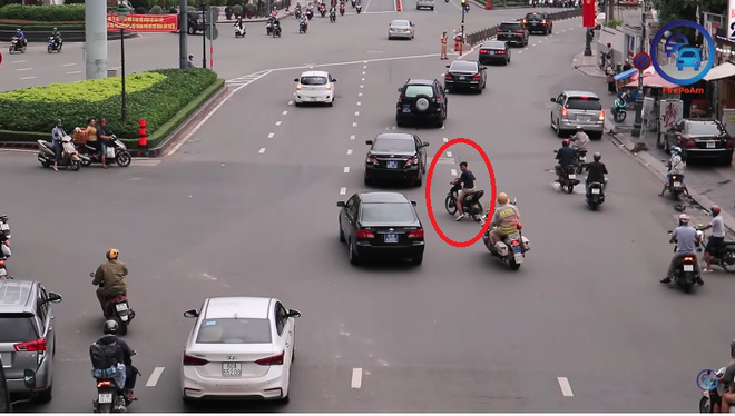 Thanh niên đầu trần, chạy xe máy ngang nhiên cắt đoàn xe ưu tiên ở TP. Hồ Chí Minh - Ảnh 1.