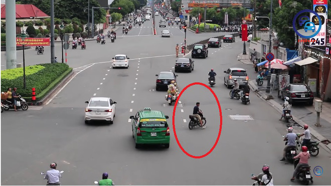 Thanh niên đầu trần, chạy xe máy ngang nhiên cắt đoàn xe ưu tiên ở TP. Hồ Chí Minh - Ảnh 2.
