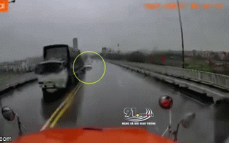 Khoảnh khắc xe 4 chỗ mất lái, đâm trực diện xe container giữa trời mưa lớn - Ảnh 1.