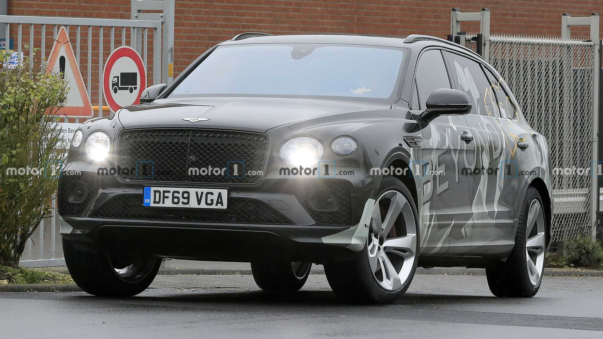 Bentley Bentayga phiên bản trục cơ sở kéo dài đang trong quá trình thử nghiệm.