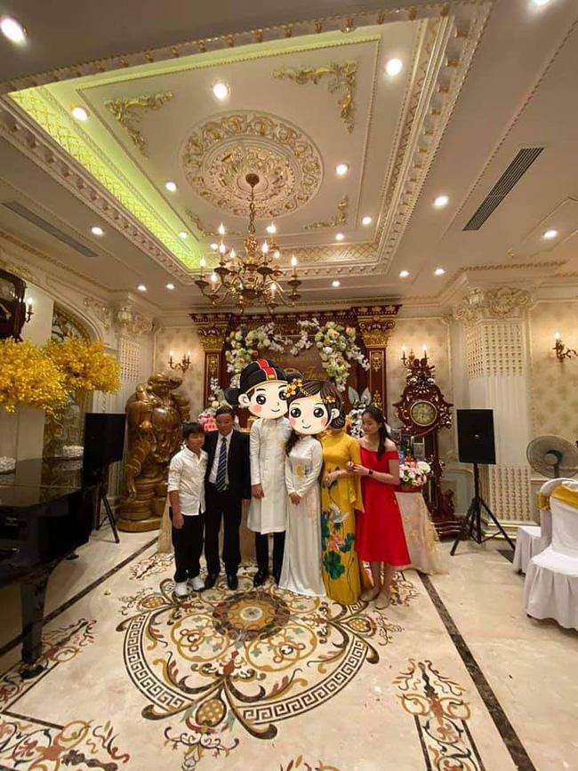 Choáng với đám cưới trong lâu đài dát vàng tại Tuyên Quang, đón dâu bằng xe Rolls Royce chiếm ngay spotlight trên mạng xã hội - Ảnh 1.