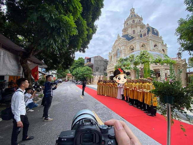 Choáng với đám cưới trong lâu đài dát vàng tại Tuyên Quang, đón dâu bằng xe Rolls Royce chiếm ngay spotlight trên mạng xã hội - Ảnh 2.