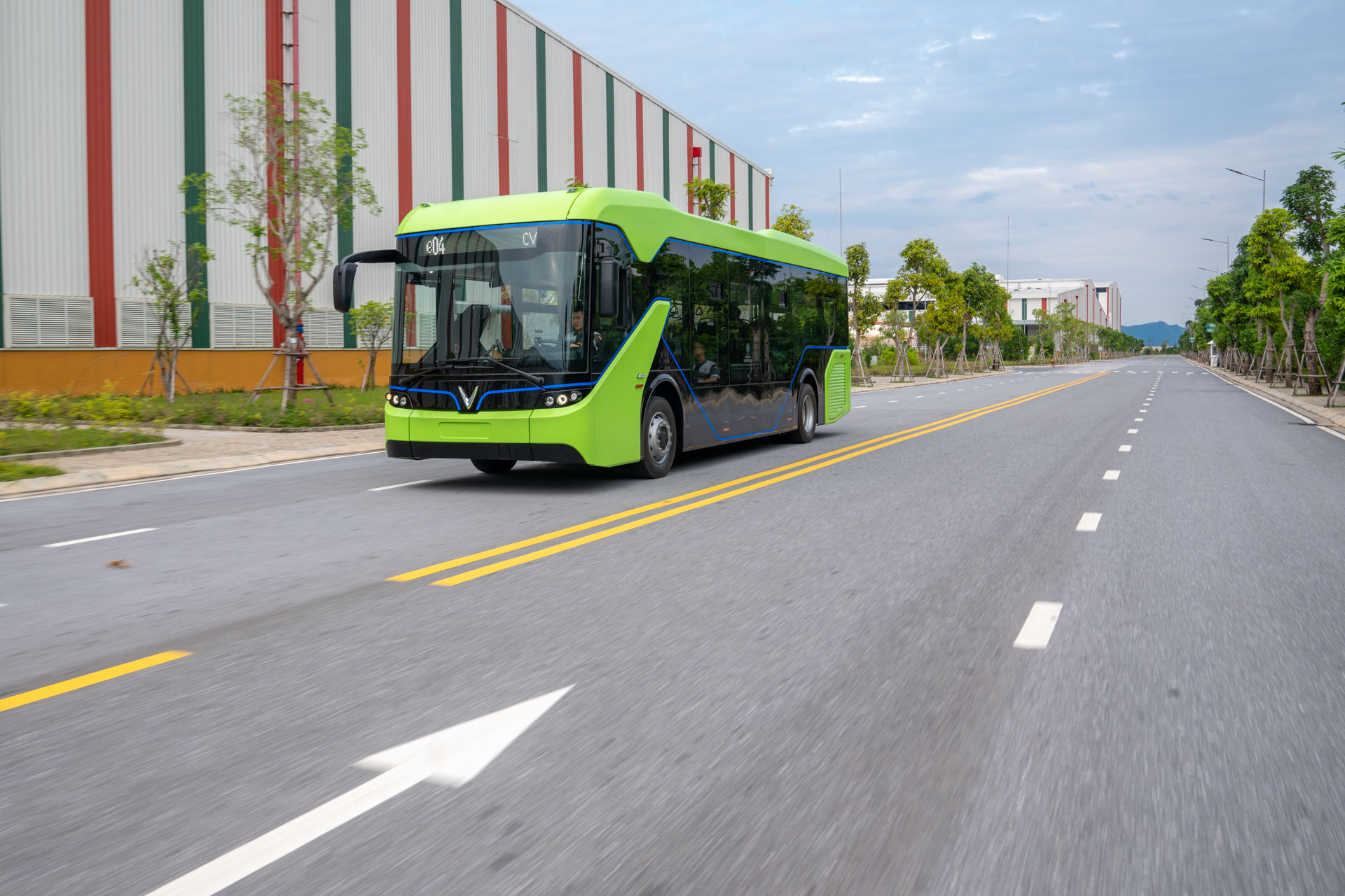 VinFast công bố xe buýt điện đầu tiên: Sạc đầy 2 tiếng, đi được 220-260 km, wifi, giá vé 3.000-10.000 đồng/lượt - Ảnh 5.