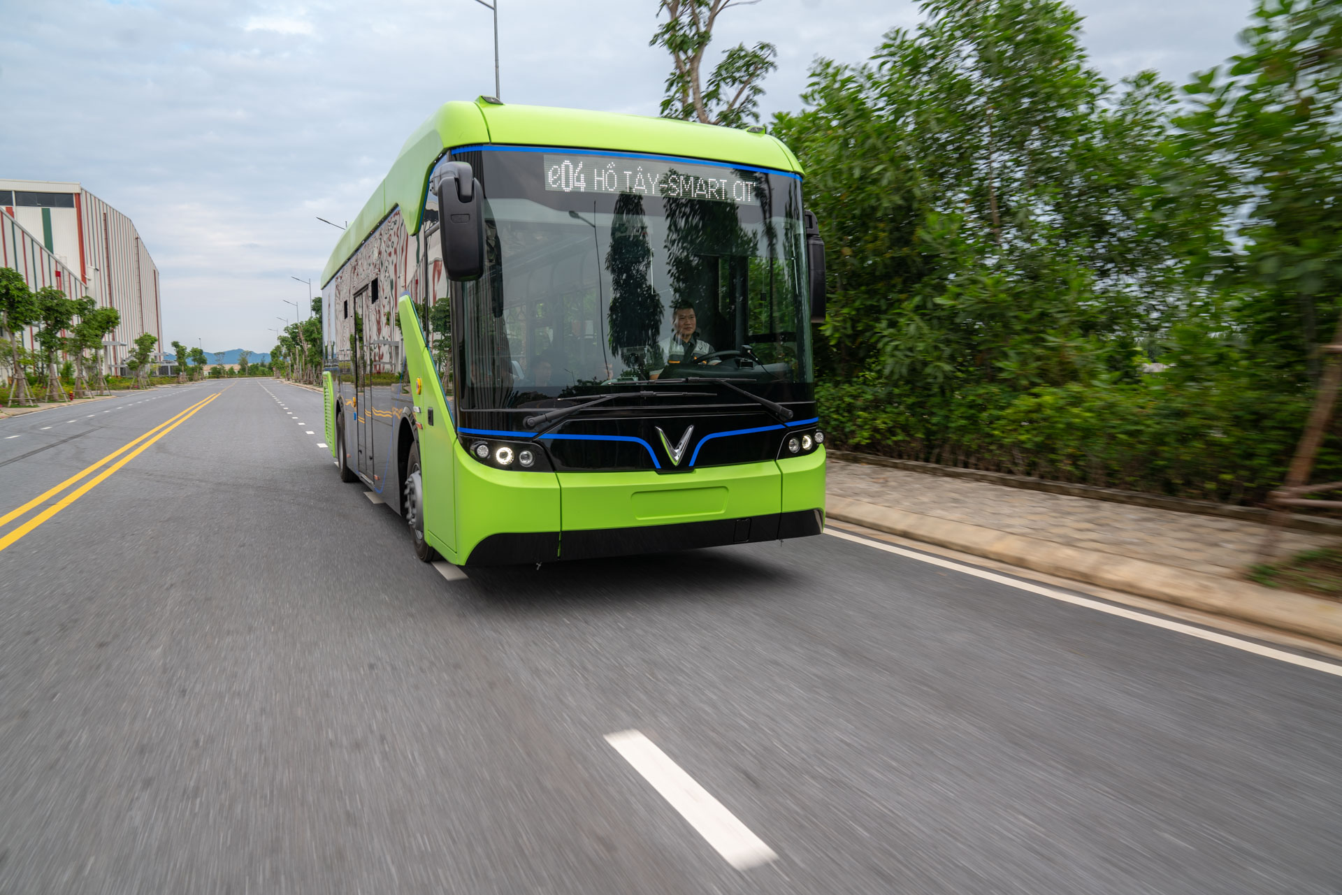 VinFast công bố xe buýt điện đầu tiên: Sạc đầy 2 tiếng, đi được 220-260 km, wifi, giá vé 3.000-10.000 đồng/lượt - Ảnh 2.