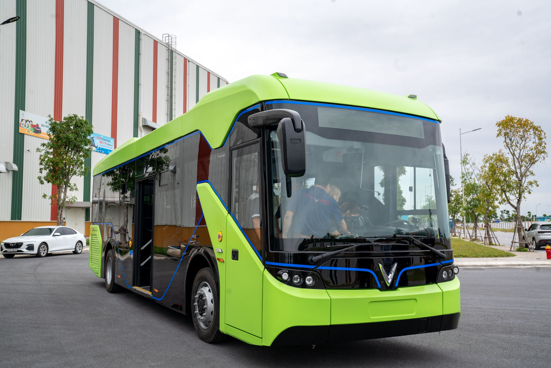 VinFast công bố xe buýt điện đầu tiên: Sạc đầy 2 tiếng, đi được 220-260 km, wifi, giá vé 3.000-10.000 đồng/lượt - Ảnh 1.