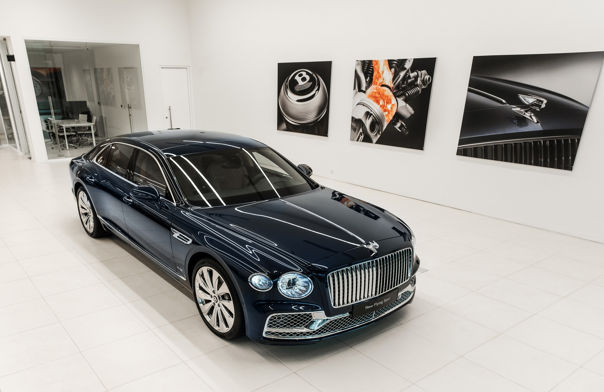 Vừa đi du học Mỹ 2 tháng, Chi Pu đã check-in ngay cùng Bentley Flying Spur đời mới cực sang chảnh - Ảnh 4.