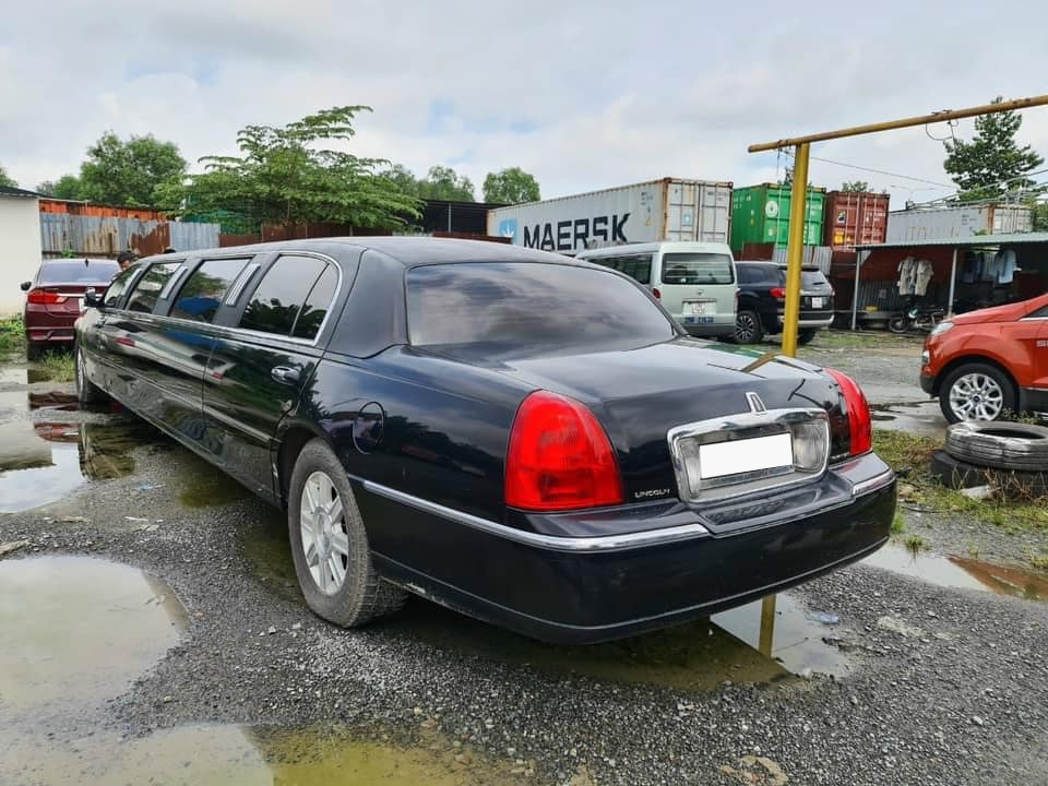 Lincoln Limousine siêu hiếm bán lại giá 2 tỷ: Dài gần gấp đôi Mercedes-Benz S-Class, nội thất có ghế sofa, quầy bar sang chảnh - Ảnh 2.