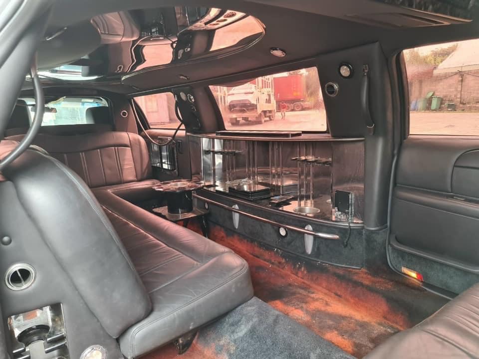 Lincoln Limousine siêu hiếm bán lại giá 2 tỷ: Dài gần gấp đôi Mercedes-Benz S-Class, nội thất có ghế sofa, quầy bar sang chảnh - Ảnh 3.