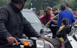 3 người phụ nữ và đàn ông tức giận, đạp liên tục vào tài xế ô tô giữa phố Hà Nội - Ảnh 1.