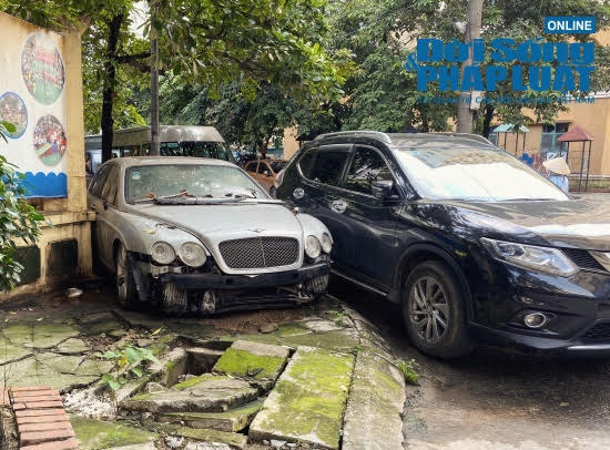 Hà Nội: Xót xa nhìn Bentley, BMW tiền tỷ bị chủ nhân bỏ quên, chịu cảnh dầm mưa, dãi nắng - Ảnh 1.