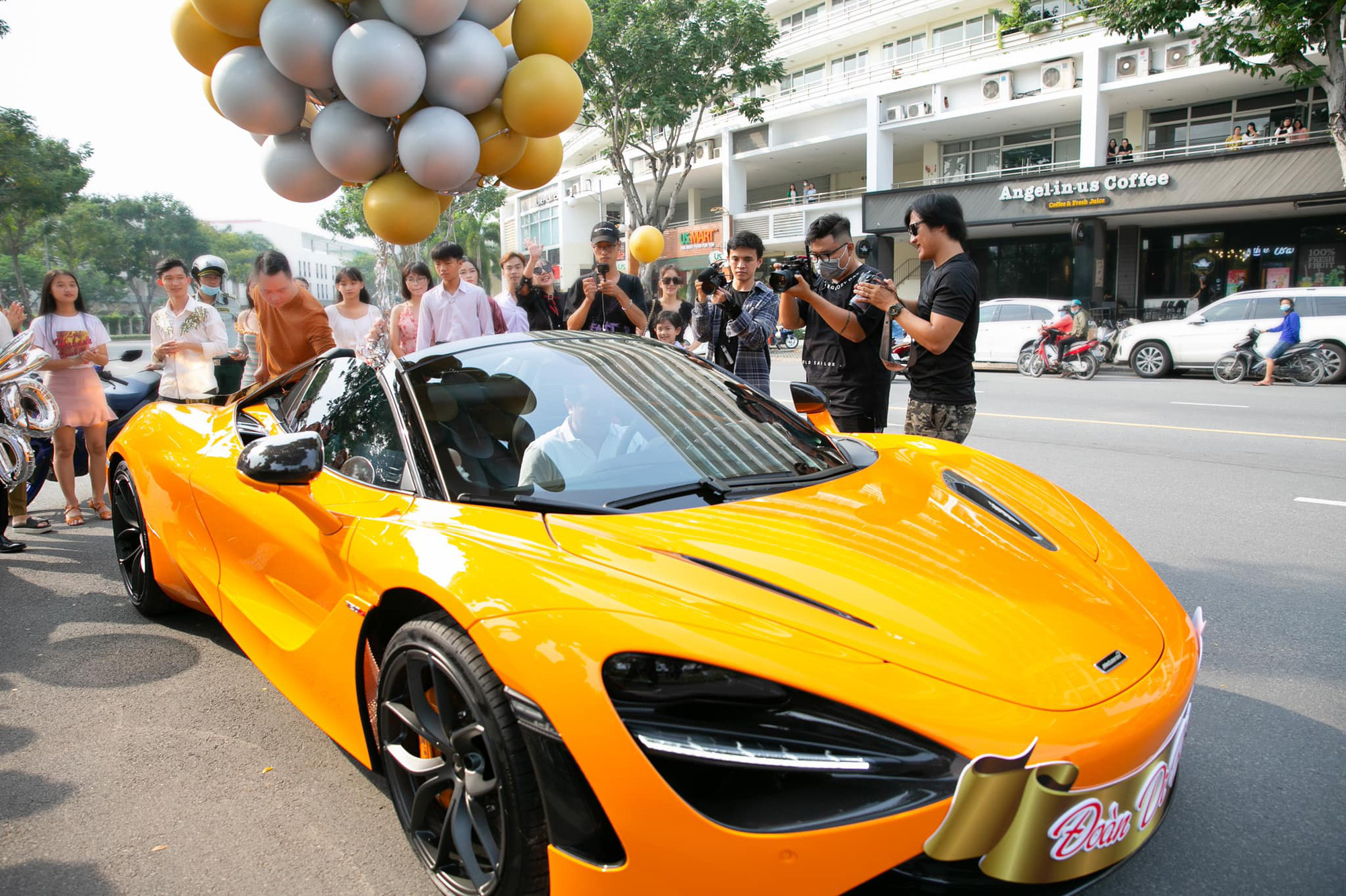 Nữ ca sĩ Đoàn Di Băng được chồng tặng hẳn siêu xe McLaren 720S Spider, không quên đề cập tới chuyện thiện nguyện tại thời điểm này - Ảnh 9.