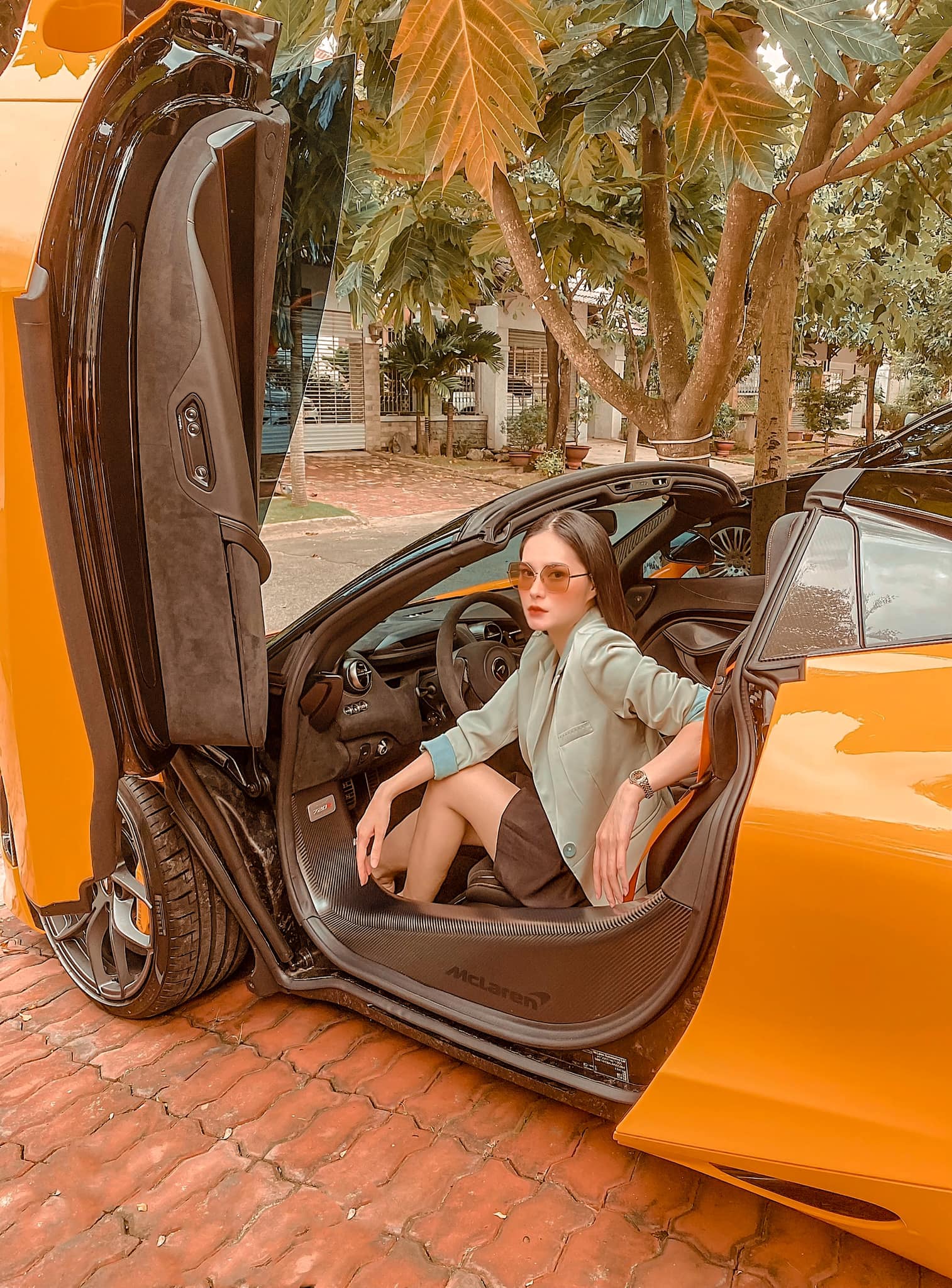 Nữ ca sĩ Đoàn Di Băng được chồng tặng hẳn siêu xe McLaren 720S Spider, không quên đề cập tới chuyện thiện nguyện tại thời điểm này - Ảnh 2.