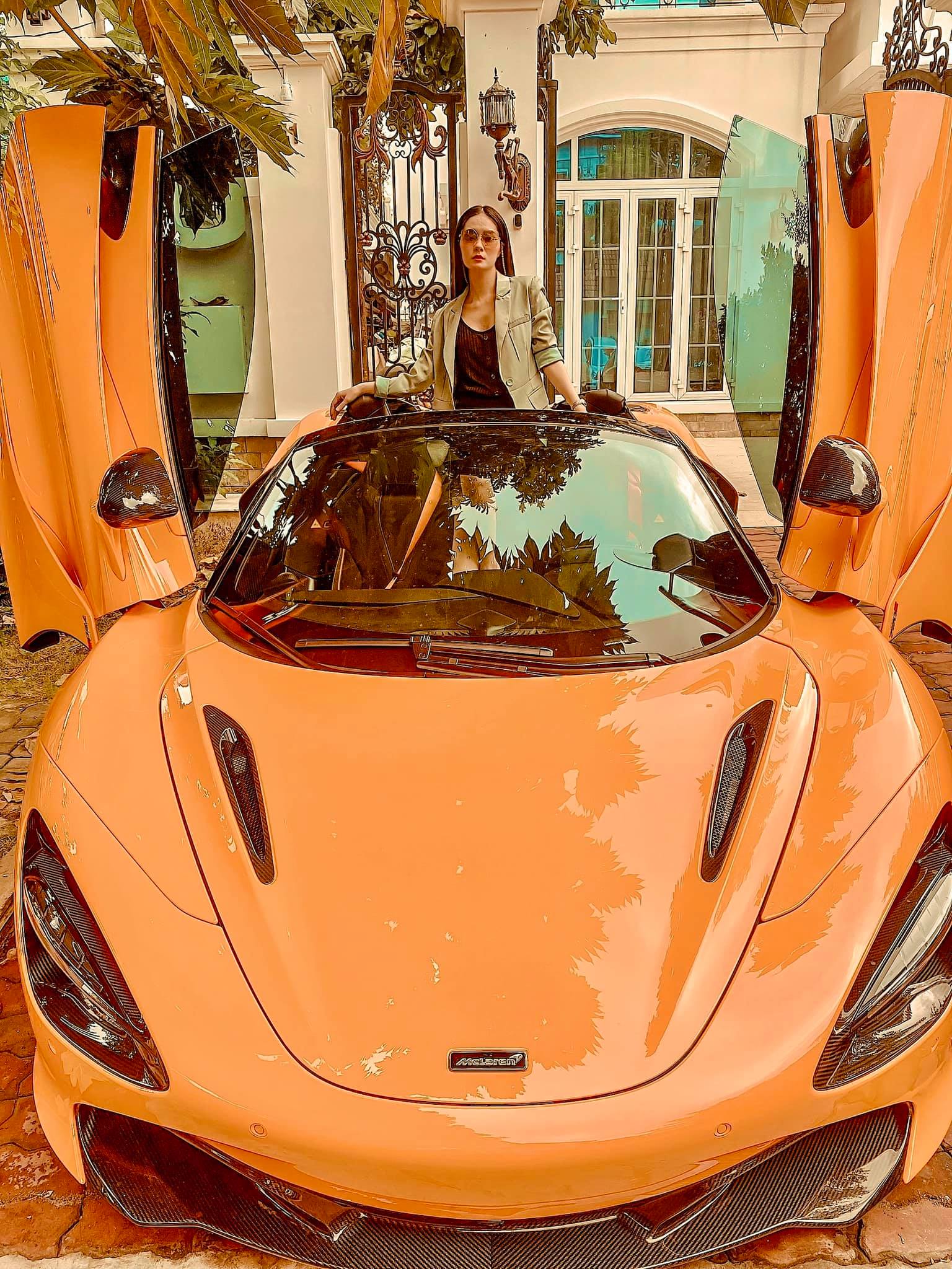 Nữ ca sĩ Đoàn Di Băng được chồng tặng hẳn siêu xe McLaren 720S Spider, không quên đề cập tới chuyện thiện nguyện tại thời điểm này - Ảnh 4.