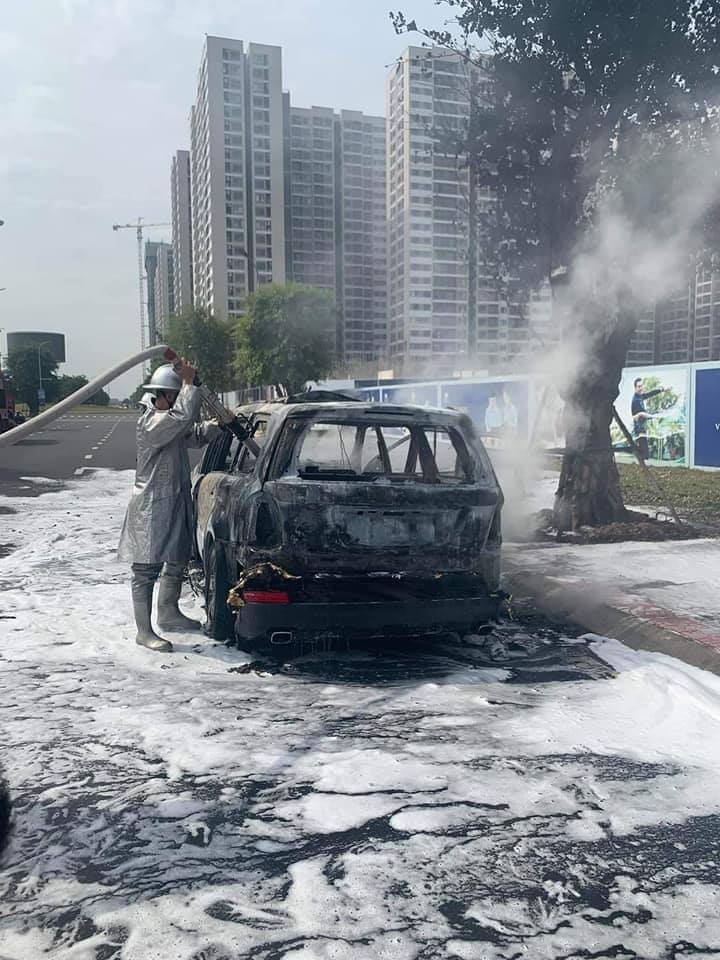 SUV Mercedes-Benz cháy trơ khung tại Hà Nội, nối dài năm hạn của xe sang tại Việt Nam - Ảnh 2.