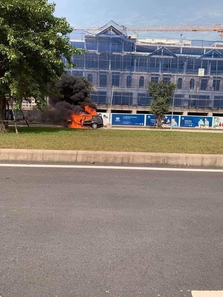 SUV Mercedes-Benz cháy trơ khung tại Hà Nội, nối dài năm hạn của xe sang tại Việt Nam - Ảnh 3.