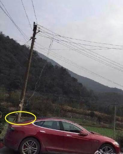 Chạy xe Tesla về nông thôn không có cọc sạc, tài xế Trung Quốc chọn dùng phương án cực kỳ liều lĩnh - Ảnh 1.
