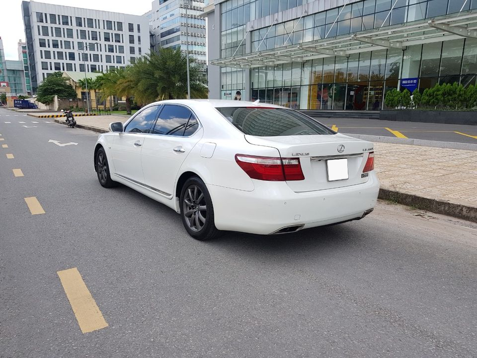 Kì công nâng cấp diện mạo, Lexus LS 460L vẫn bán lại rẻ hơn đàn em Toyota Camry 2020 - Ảnh 3.