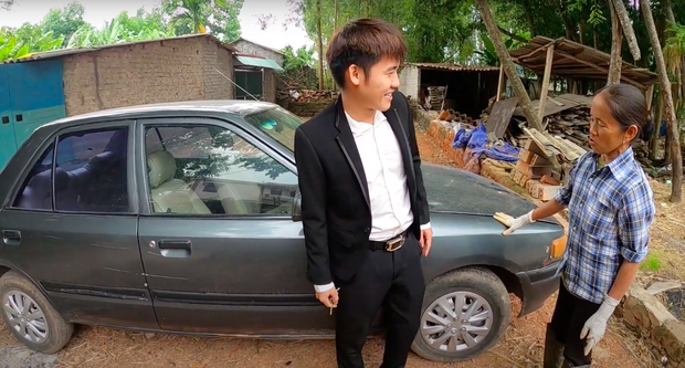 Sau loạt lùm xùm phải nộp phạt, Hưng Vlog khoe mua xe 4 tỷ, tuyên bố với bà Tân: “Con đầy tiền”? - Ảnh 3.