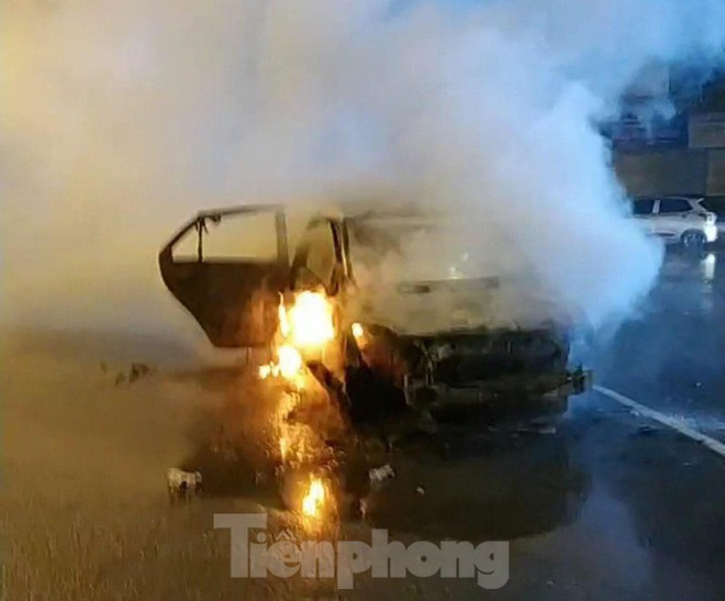 Trong vòng 15 phút, chiếc xe ô tô Vios đã biến thành ngọn đuốc lớn .Ảnh: Duy Chiến