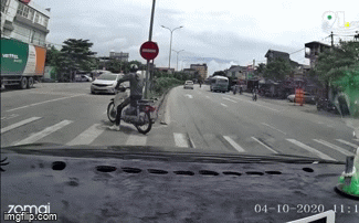 Bị xe máy tạt đầu, tài xế ô tô lao xuống đuổi đánh nam thanh niên giữa đường - Ảnh 1. Bị xe máy tạt đầu, tài xế ô tô lao xuống đuổi đánh nam thanh niên giữa đường - Ảnh 1.