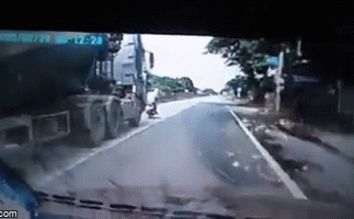 Cố tình tạt đầu xe bồn, người đàn ông gặp nạn kinh hoàng giữa đường - Ảnh 1. Cố tình tạt đầu xe bồn, người đàn ông gặp nạn kinh hoàng giữa đường - Ảnh 1.