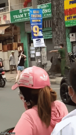 Dùng gậy sắt đập xe BMW, nam thanh niên bị nữ tài xế cầm ô rượt đuổi trên đường phố Sài Gòn - Ảnh 3.