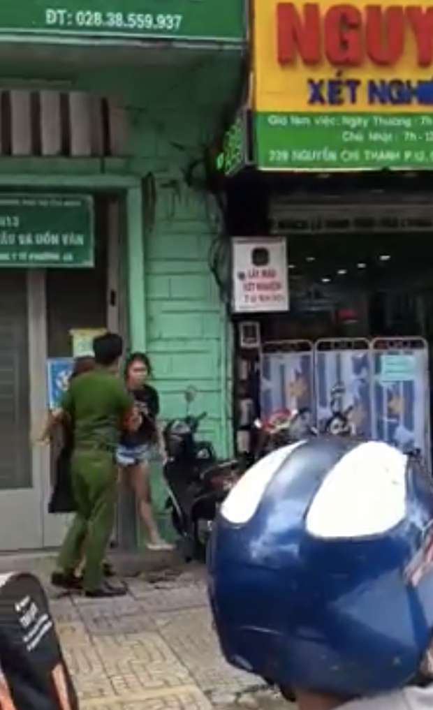 Dùng gậy sắt đập xe BMW, nam thanh niên bị nữ tài xế cầm ô rượt đuổi trên đường phố Sài Gòn - Ảnh 4.