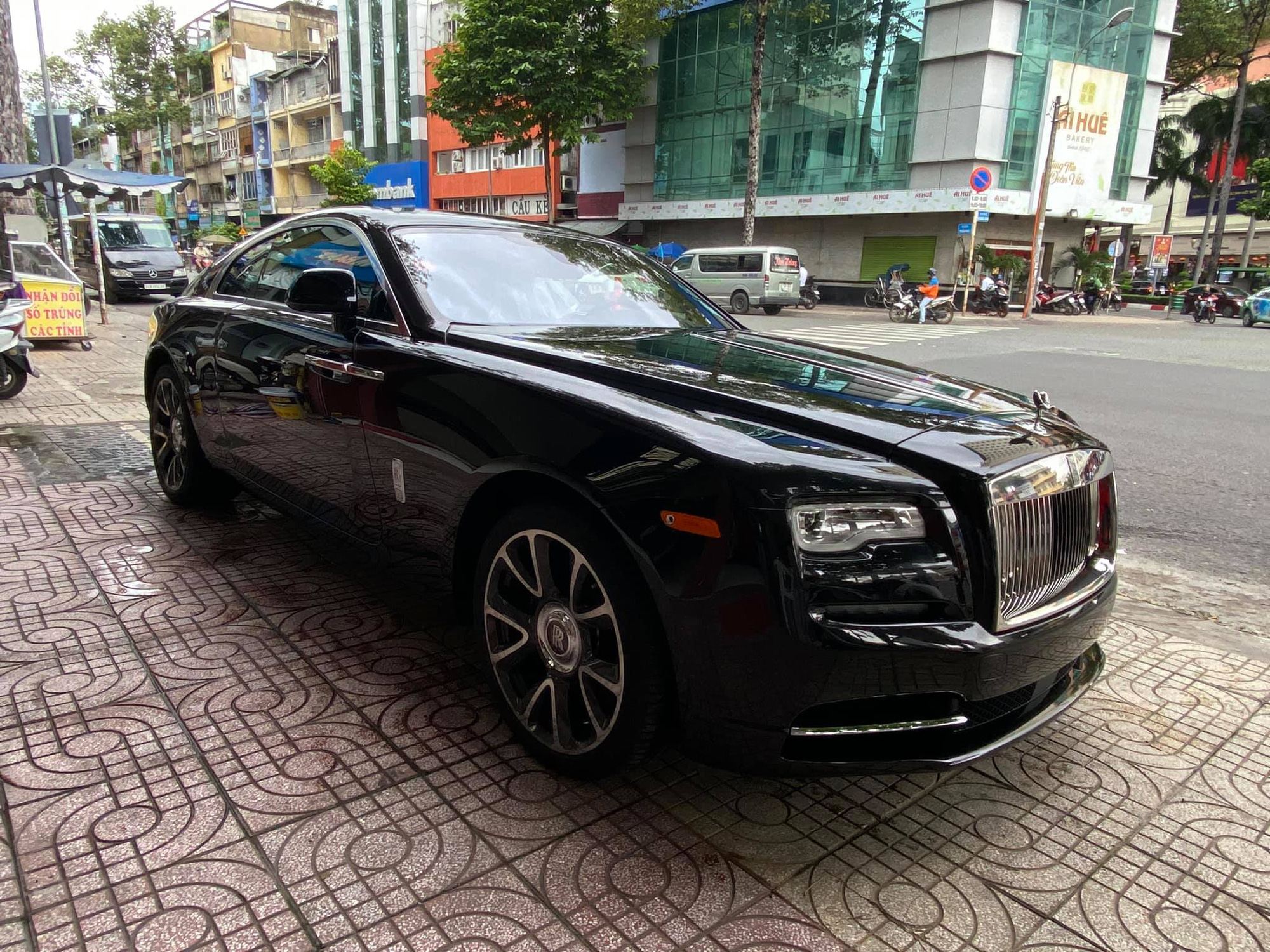 Rộ tin Nguyễn Quốc Cường tậu Rolls-Royce Wraith sau khi vừa mua BMW 740Li - Ảnh 2.