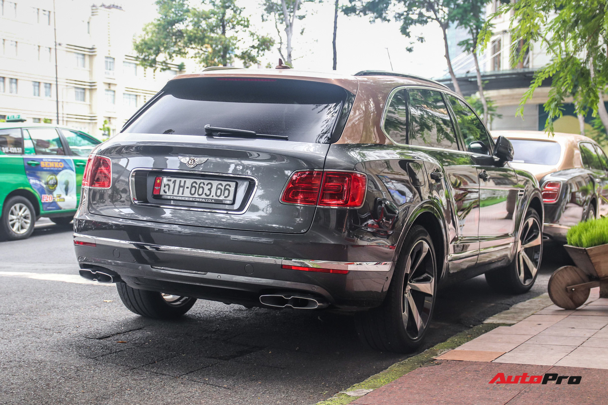 Cận cảnh Bentley Bentayga V8 hai tông màu cực độc của doanh nhân Hoàng Kim Khánh, tiểu sử của chiếc xe gây chú ý - Ảnh 7.