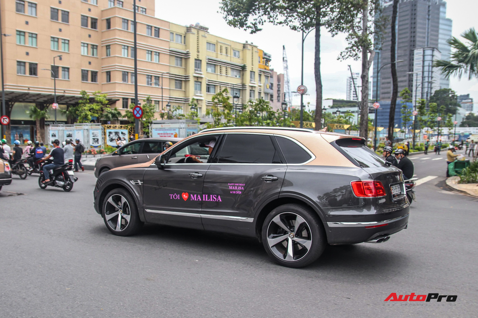 Cận cảnh Bentley Bentayga V8 hai tông màu cực độc của doanh nhân Hoàng Kim Khánh, tiểu sử của chiếc xe gây chú ý - Ảnh 5.