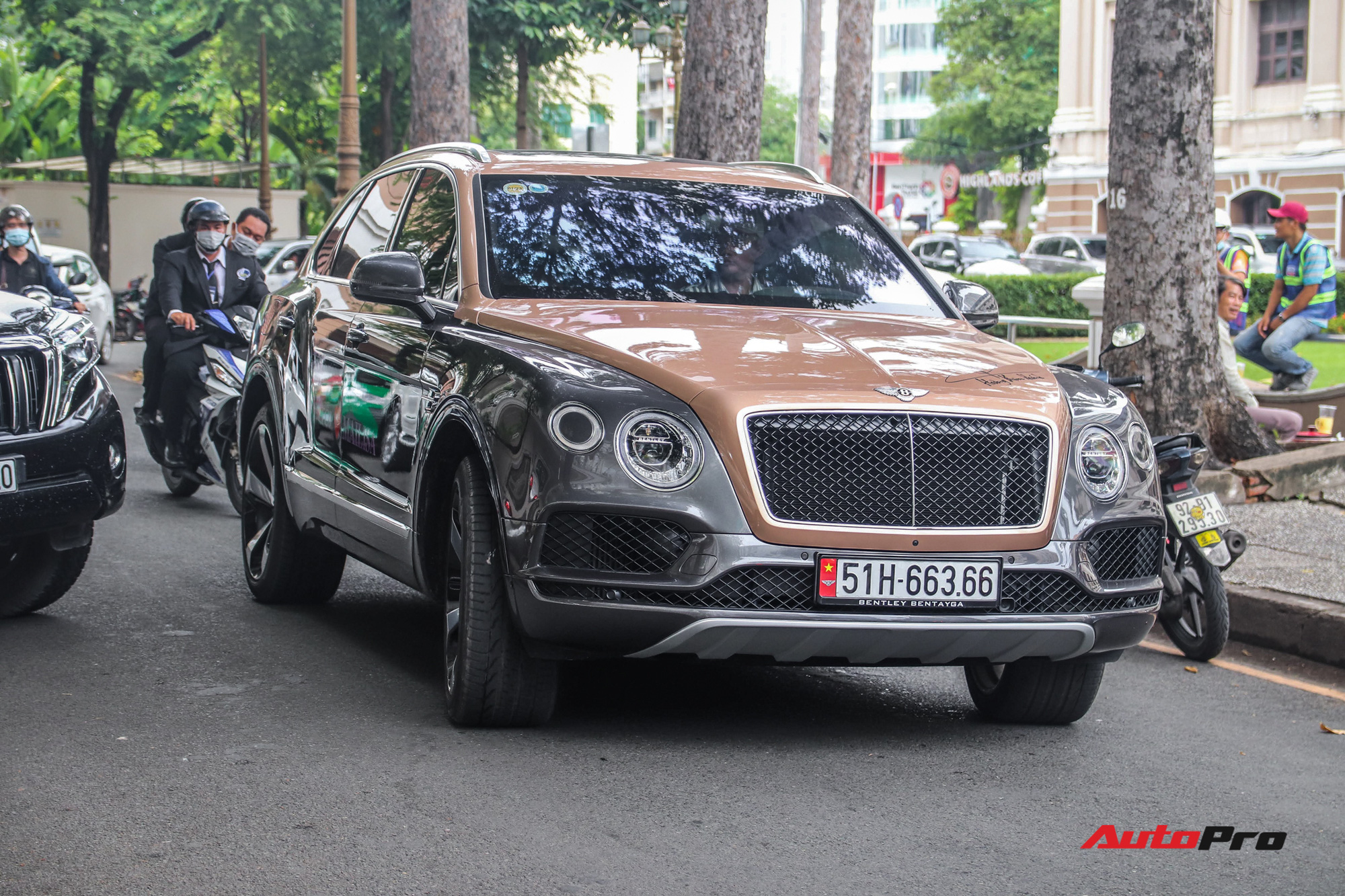 Cận cảnh Bentley Bentayga V8 hai tông màu cực độc của doanh nhân Hoàng Kim Khánh, tiểu sử của chiếc xe gây chú ý - Ảnh 4.