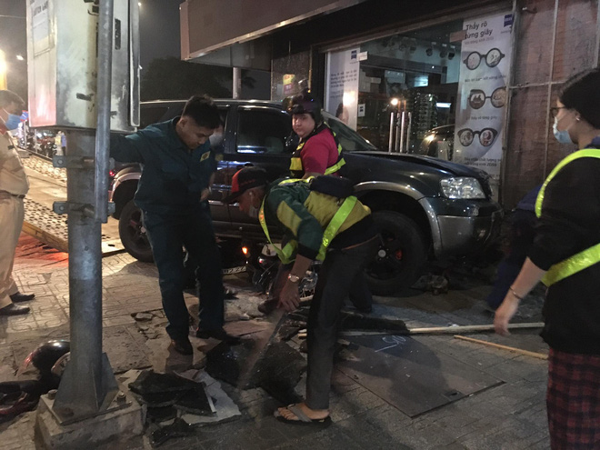 Lực lượng chức năng tại hiện trường.