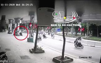 Thanh niên bị ô tô hất tung lên vỉa hè, xe máy bị găm vào gầm kéo lê trên phố Hà Nội - Ảnh 1.
