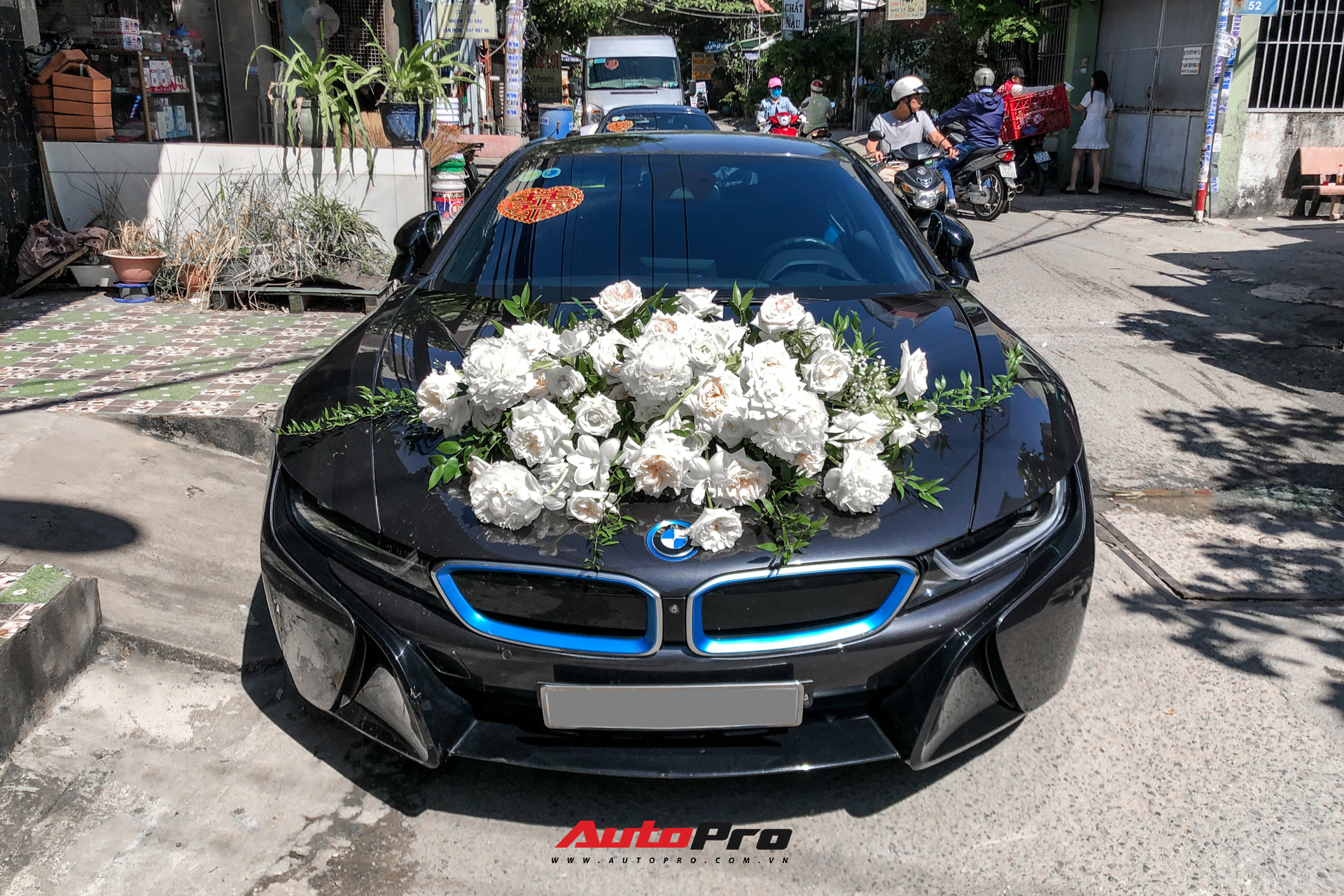 Loạt siêu xe, xe sang hùng hậu đưa dâu trong đám cưới Xemesis - Xoài Non, chú rể cầm lái xe hoa BMW i8 4 tỷ - Ảnh 2.