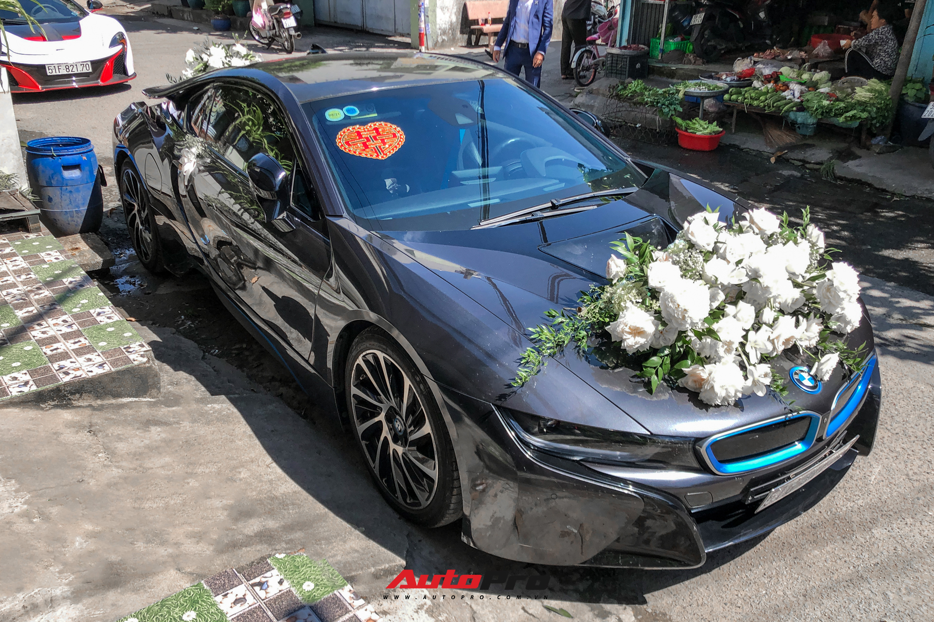 Loạt siêu xe, xe sang hùng hậu đưa dâu trong đám cưới Xemesis - Xoài Non, chú rể cầm lái xe hoa BMW i8 4 tỷ - Ảnh 3.