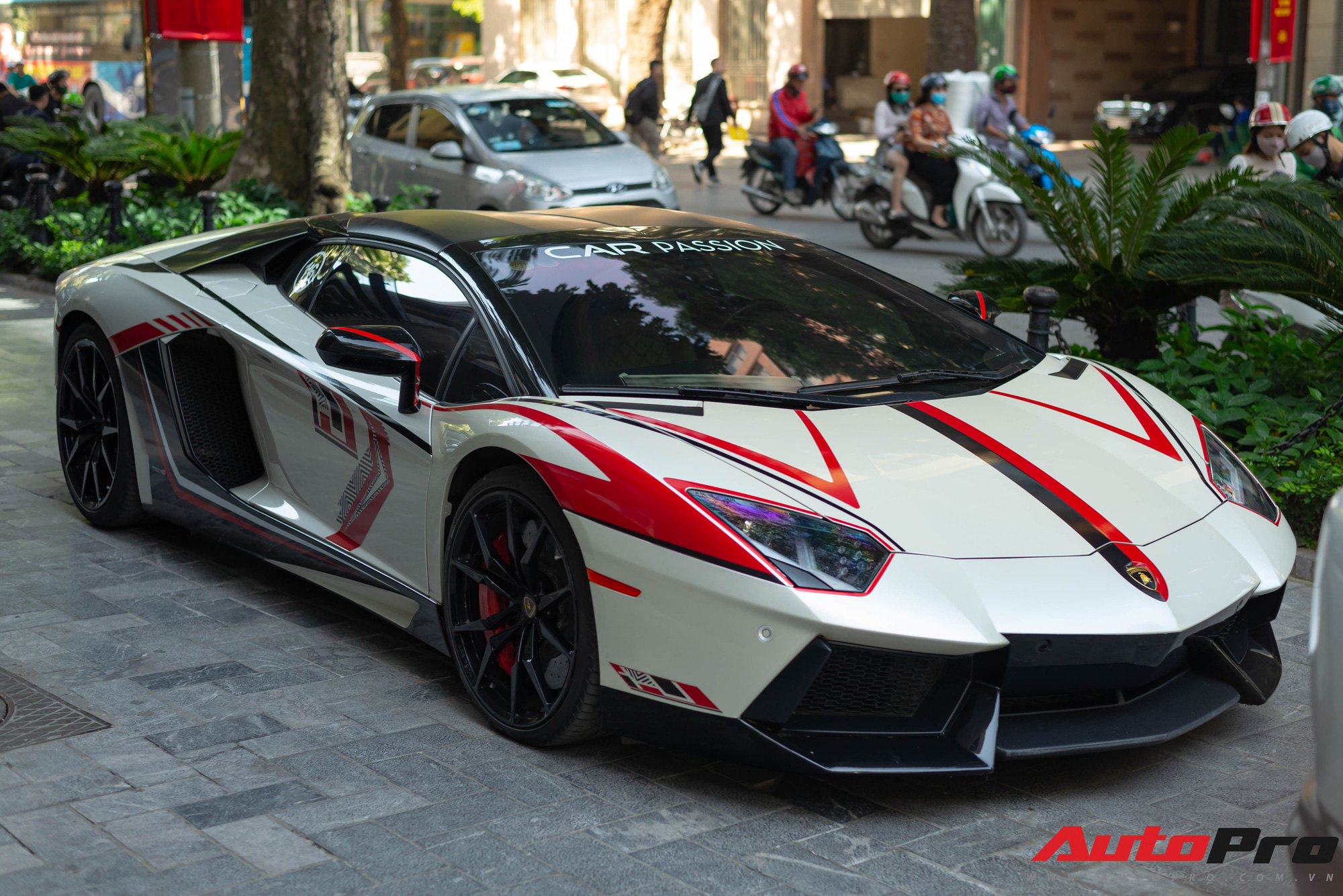 Lamborghini Aventador Roadster LP700-4 của đại gia Hà Nội lột xác bằng lớp decal lấy cảm hứng từ phiên bản độc nhất thế giới - Ảnh 1.