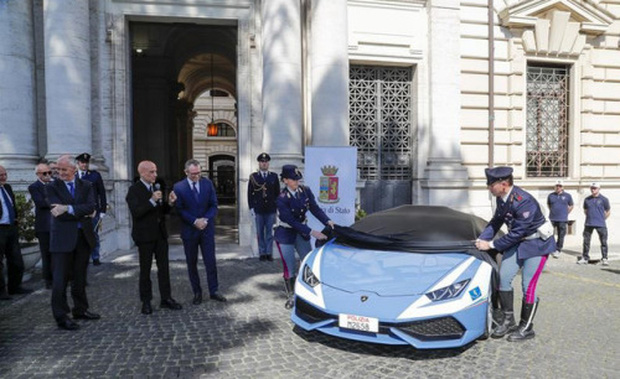 Cảnh sát Ý được trang bị siêu xe Lamborghini 16 tỷ - Ảnh 1.