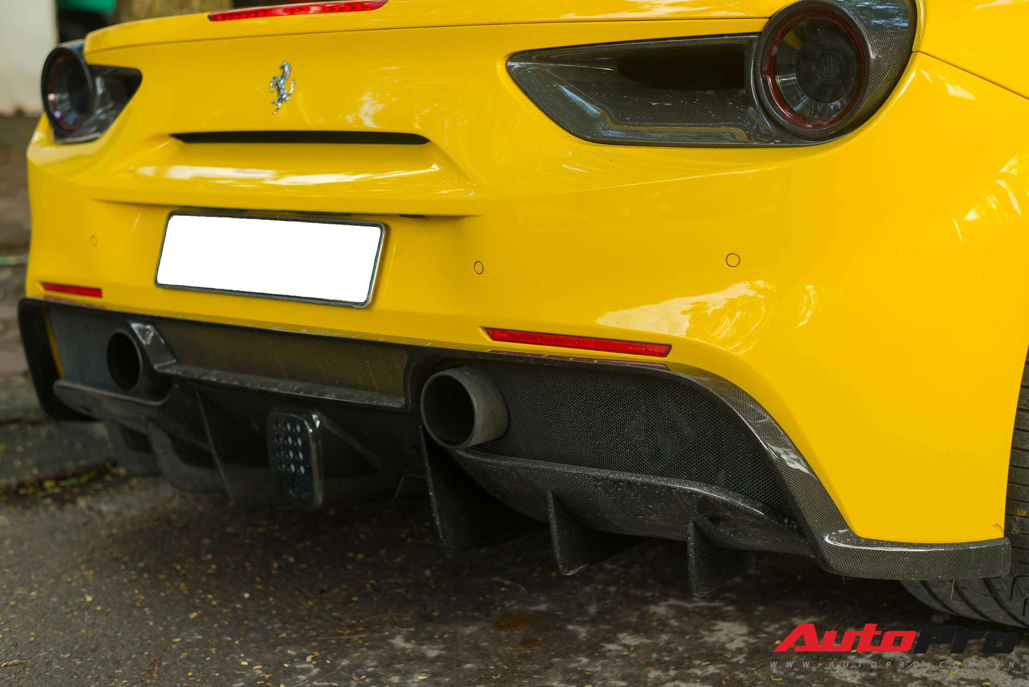 Bắt gặp Ferrari 488 GTB màu vàng độ bodykit Novitec Rosso trị giá hàng trăm triệu đồng tại Hà Nội - Ảnh 5.