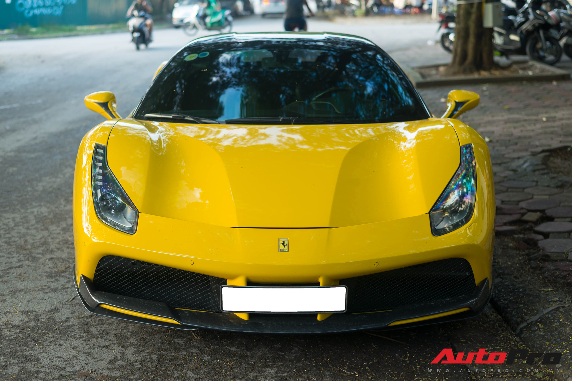 Bắt gặp Ferrari 488 GTB màu vàng độ bodykit Novitec Rosso trị giá hàng trăm triệu đồng tại Hà Nội - Ảnh 4.