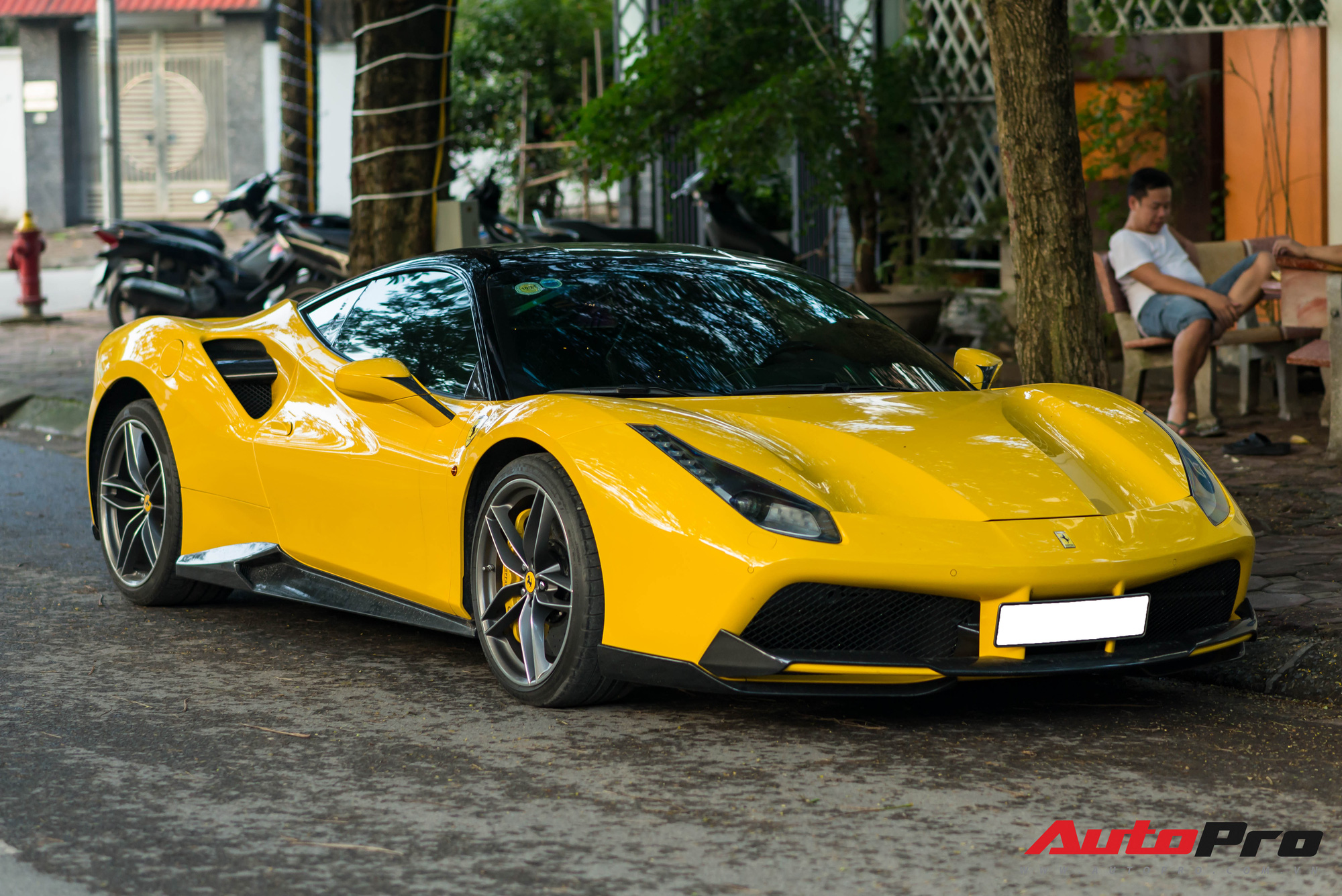 Bắt gặp Ferrari 488 GTB màu vàng độ bodykit Novitec Rosso trị giá hàng trăm triệu đồng tại Hà Nội - Ảnh 1.