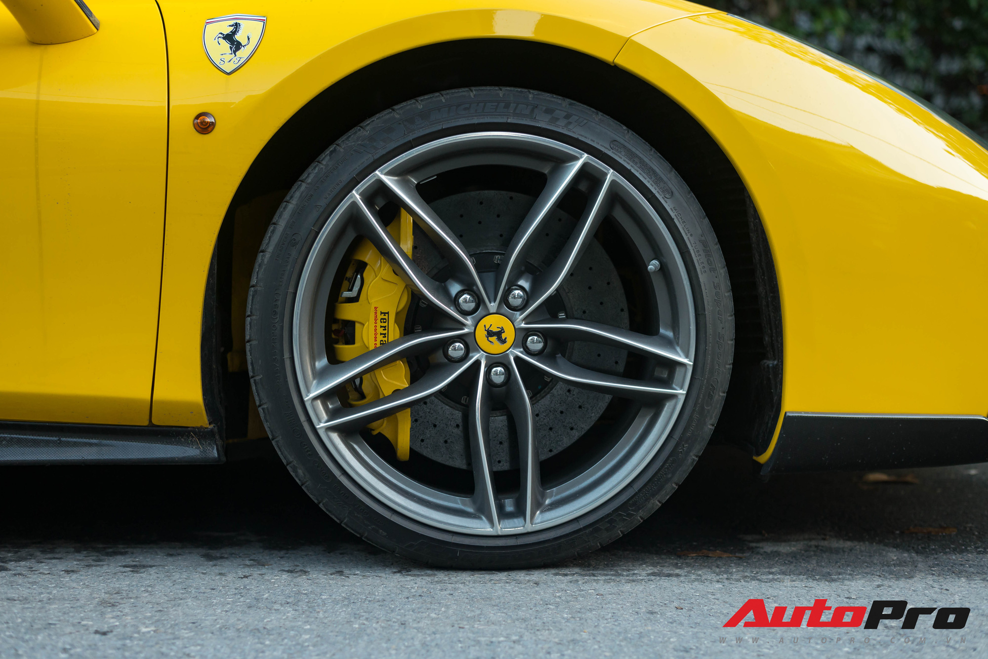 Bắt gặp Ferrari 488 GTB màu vàng độ bodykit Novitec Rosso trị giá hàng trăm triệu đồng tại Hà Nội - Ảnh 3.