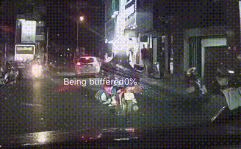Người phụ nữ chạy xe máy đánh rơi con nhỏ xuống đường khiến tài xế đi sau toát mồ hôi lạnh - Ảnh 1.