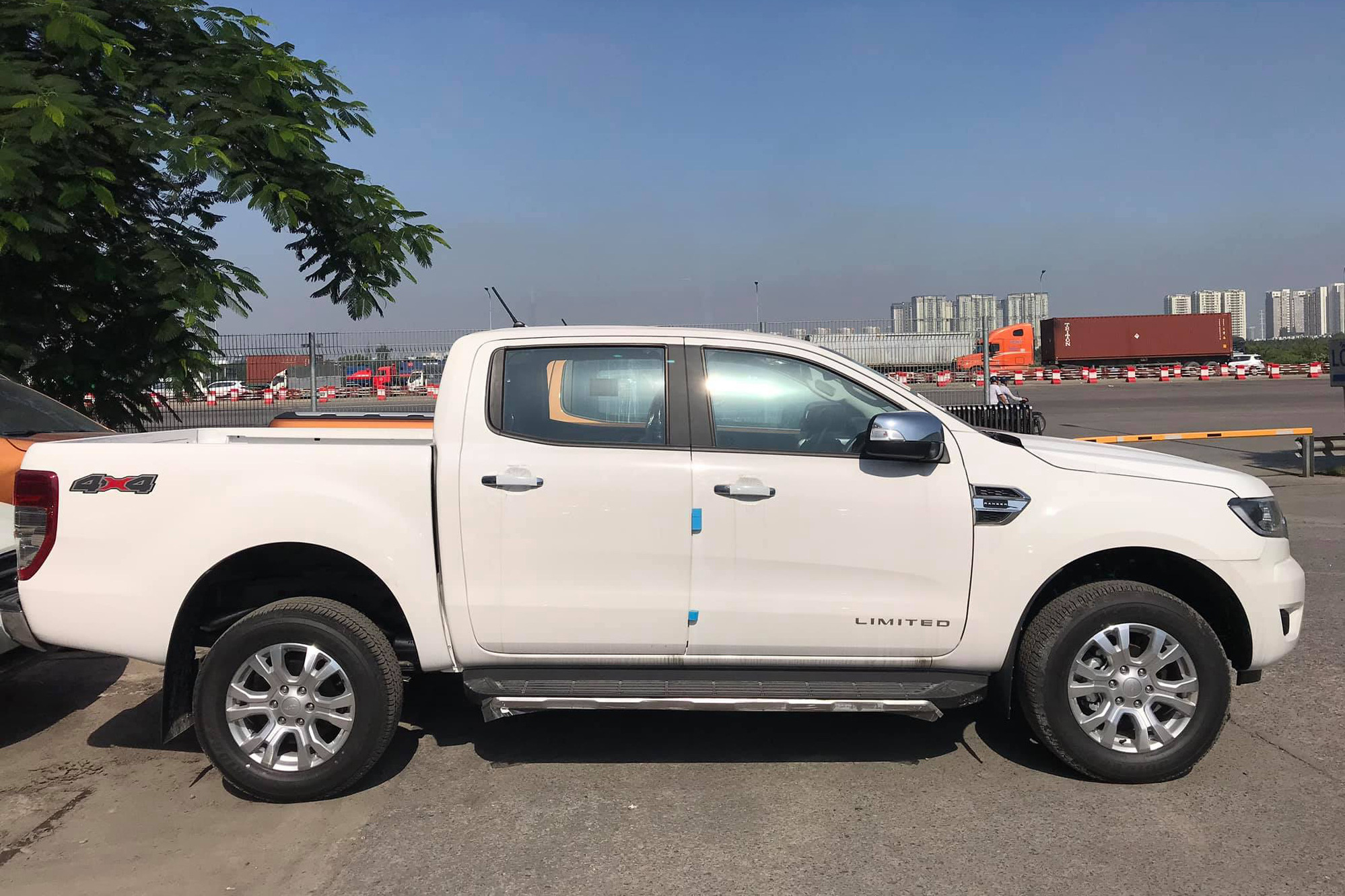 Ford Ranger và Everest 2021 cập cảng Việt Nam: Vua doanh số nâng cấp chạy nước rút cuối năm, giá vẫn giảm hàng chục triệu đồng - Ảnh 1.
